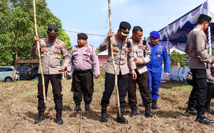 Personel Polres Belitung Tanam Ribuan Bibit Jagung di Badau, Dukung Swasembada Pangan Nasional 2025
