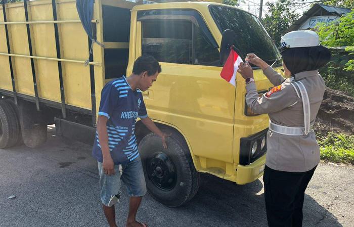Polres Belitung Bagikan Bendera Merah Putih, Wujudkan Nasionalisme di Tengah Masyarakat