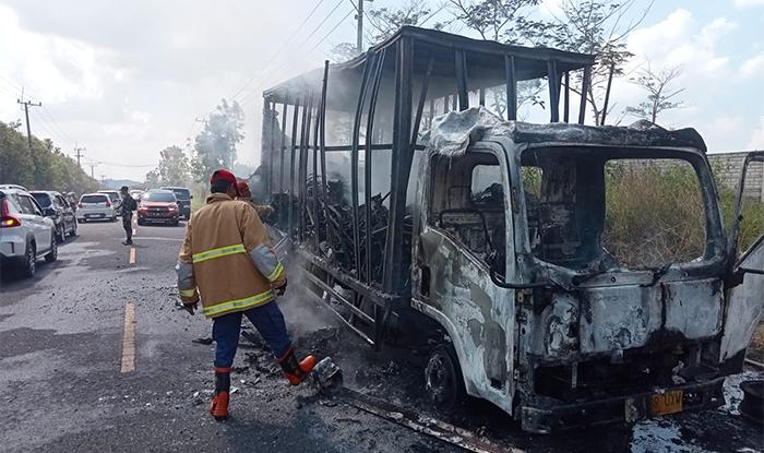 belitung/20250810-Petugas-Damkar-BPBD-Belitung-memadamkan-kebakaran-truk-boks-terbakar.jpg