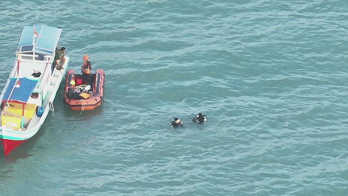 20250810-Tim-SAR-Gabungan-dan-nelayan-mencari-nelayan-yang-jatuh-di-Pantai-Burung-Mandi.jpg