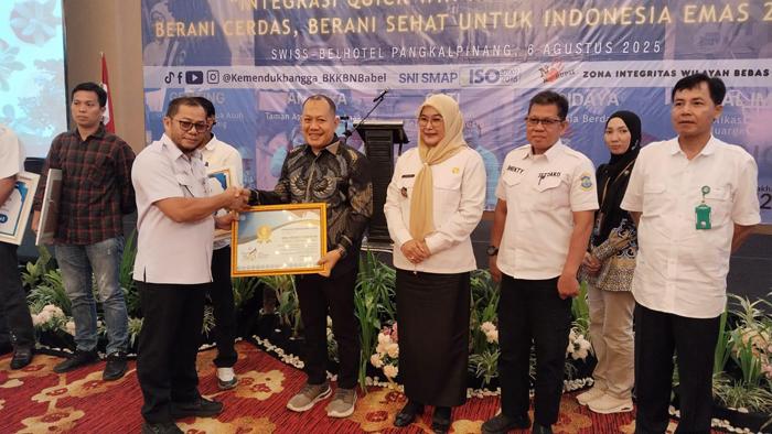 belitung/20250811-Kepala-SMAN-1-Manggar-Belitung-Timur-Sabarudin-terima-penghargaan.jpg