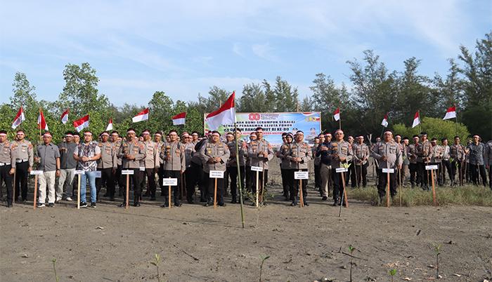 300 Mangrove Ditanam di HKm Seberang Bersatu, Polres Belitung Dukung Ketahanan Bumi Serumpun Sebalai