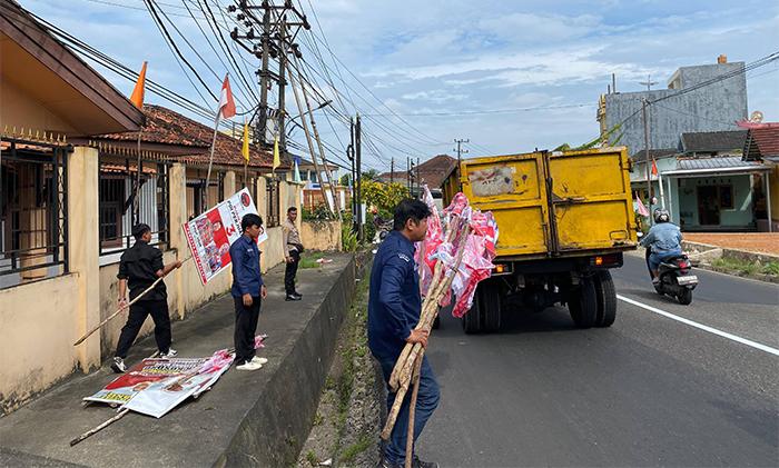 20250824-Petugas-mengangkut-bendera-dan-baliho-peserta-Pilkada-Ulang-Pangkalpinang.jpg
