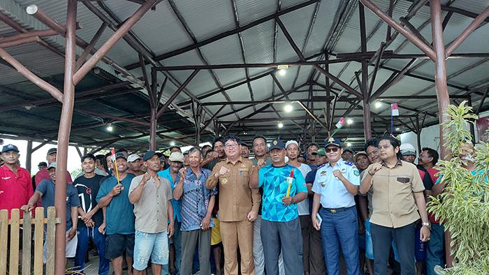 belitung/20250826-Bupati-Belitung-Timur-Kamarudin-Muten-berfoto-bersama-masyarakat-nelayan.jpg