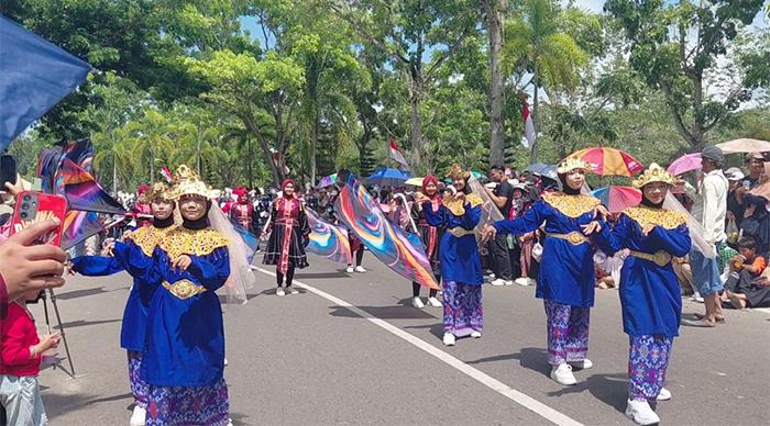 Semarak Pawai Pembangunan Belitung Timur 2025, Warga Padati Taman Kota Manggar