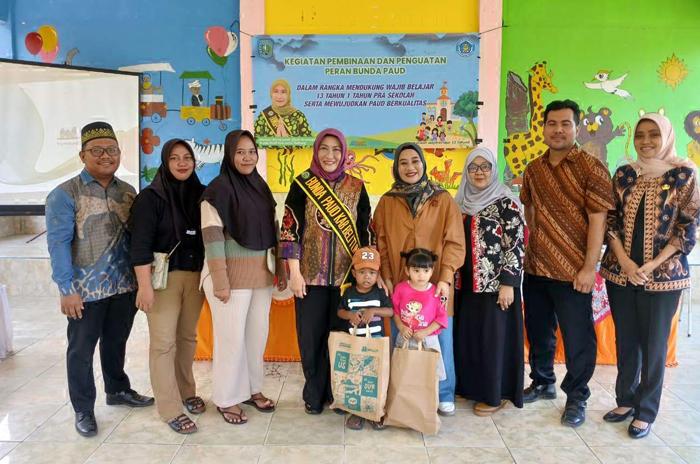 20250911-Ketua-Bunda-PAUD-Belitung-Hastari-beri-bingkisan-untuk-peserta-didik-di-Selat-Nasik.jpg