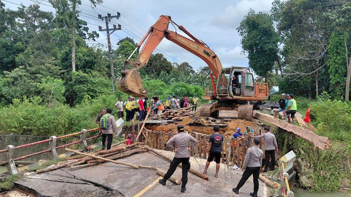 Ramp Door Jembatan Aik Ruak Beltim Mulai Dipasang, Bisa Dilalui Kendaraan Kapasitas Maksimal 3 Ton
