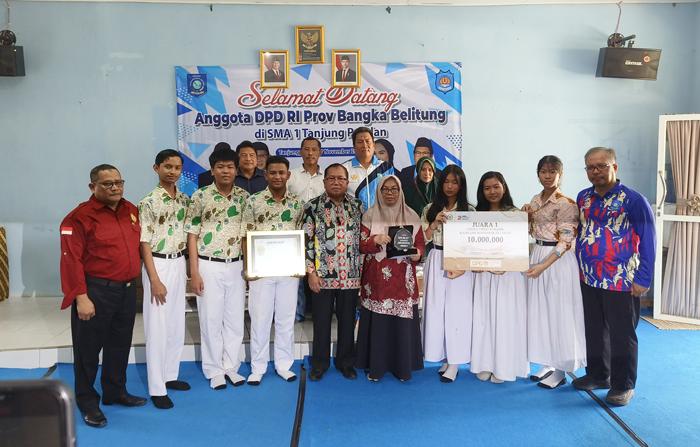 belitung/20251107-Penyerahan-hadiah-DPD-Award-2025-di-SMAN-1-Tanjungpandan-Belitung.jpg