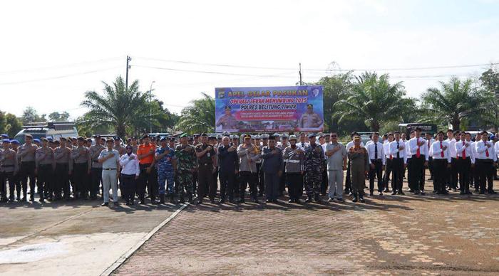 20251117-Foto-bersama-usai-Apel-Gelar-Pasukan-Operasi-Zebra-Manumbing-2025-di-Mapolres-Beltim.jpg