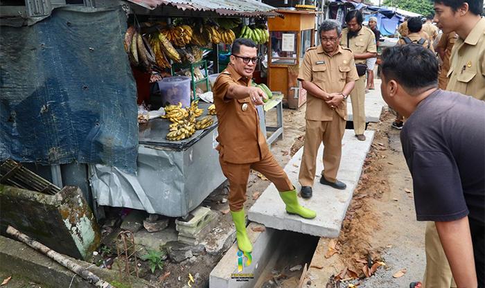 20251118-Wakil-Bupati-Belitung-Syamsir-tinjau-perbaikan-jalan-di-Pasar-Hatta.jpg
