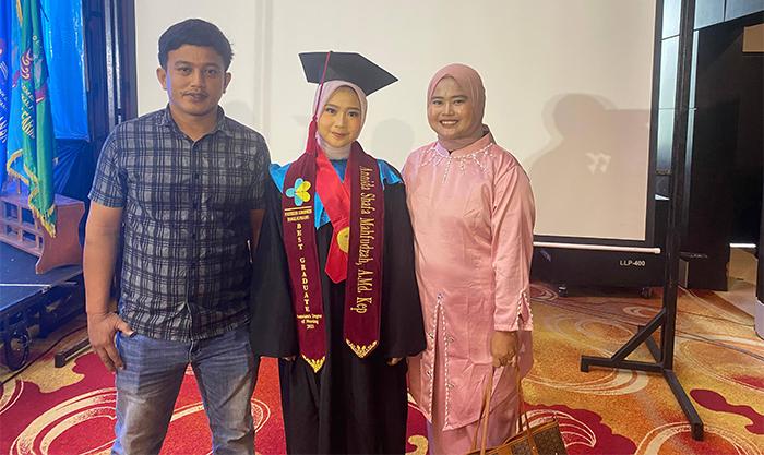 20251119-Annida-Shafa-Mahfudzah-lulusan-terbaik-Poltekkes-Kemenkes-Pangkalpinang-2025.jpg