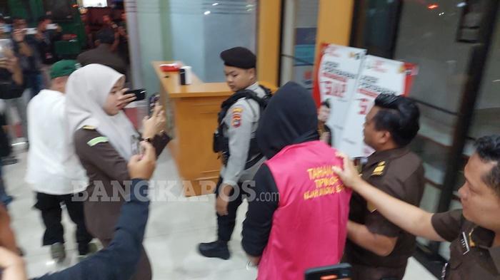 20260115-anak-mantan-bupati-bangka-selatan-ditahan.jpg