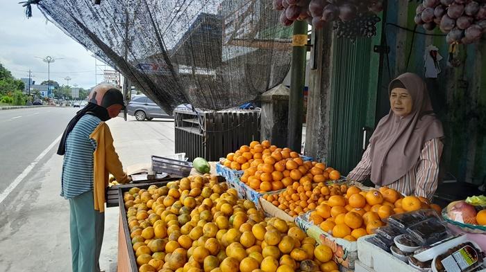 Imlek 2026 yang Tak Seramai Dulu, Toko Buah Yanti Menunggu Pembeli