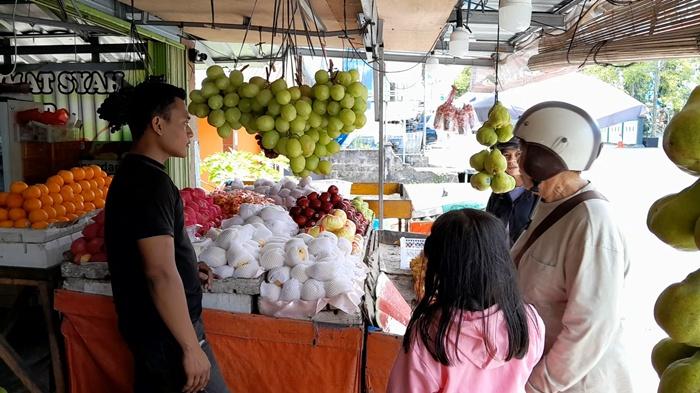 Jelang Tahun Baru Imlek, Jumlah Pembeli Buah Meningkat di Tanjungpandan Belitung
