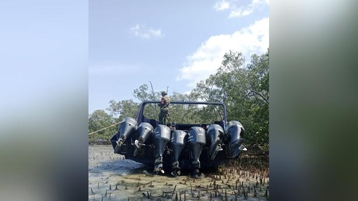 Warga Desa Suak Gual Dihebohkan Penemuan Speedboad Besar dengan Tujuh Mesin - Posbelitung.co