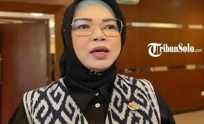Biodata Etik Suryani, Bupati Sukoharjo yang Terjaring OTT, Bungkam Saat Dibawa KPK - Posbelitung.co