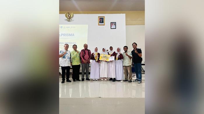 2060510-PRESTASI-RISET-Karumah-Wali-Daeni-dan-Karunia-Wali-Daeni-siswi.jpg