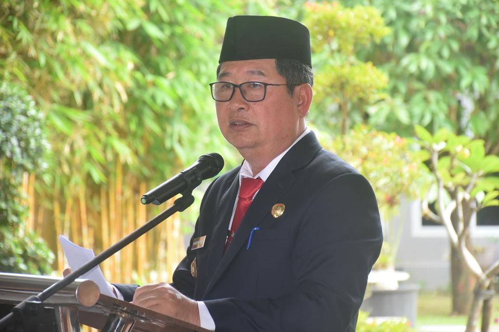 Bupati-Belitung-Timur-Kamarudin-Muten-jas-hitam.jpg