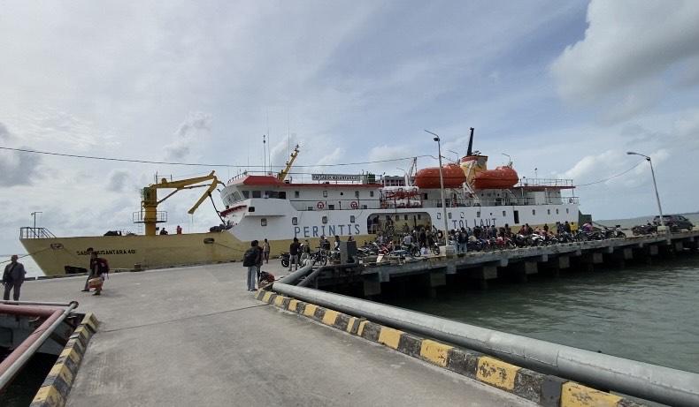 KM-Sabuk-Nusantara-48-saat-bersandar-dan-menurunkan-penumpang-di-Pelabuhan-Tanjung-Gudang-Belinyu.jpg
