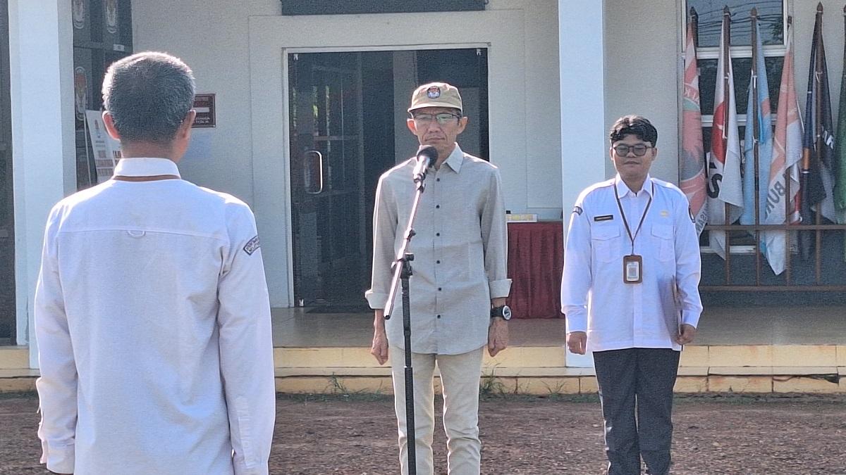 Ketua-KPU-Beltim-Marwansyah-memimpin-apel.jpg