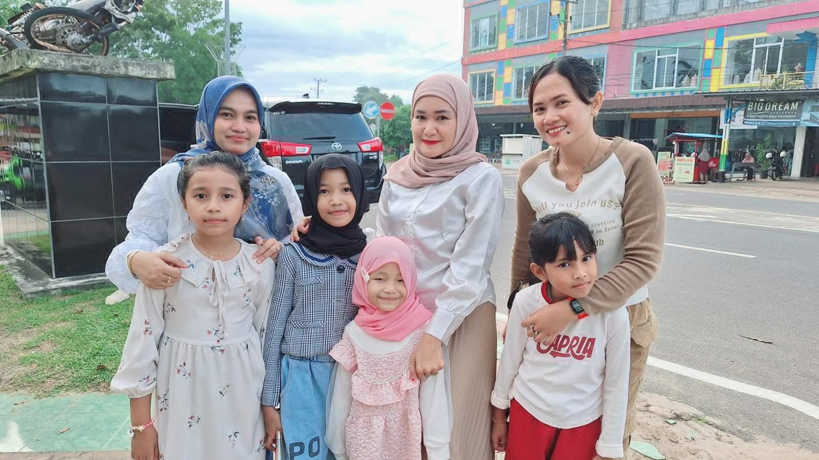 Komunitas-Wanita-Tangguh-Beltim-bersama-anak-anak-mereka-usai-membagikan-telur.jpg