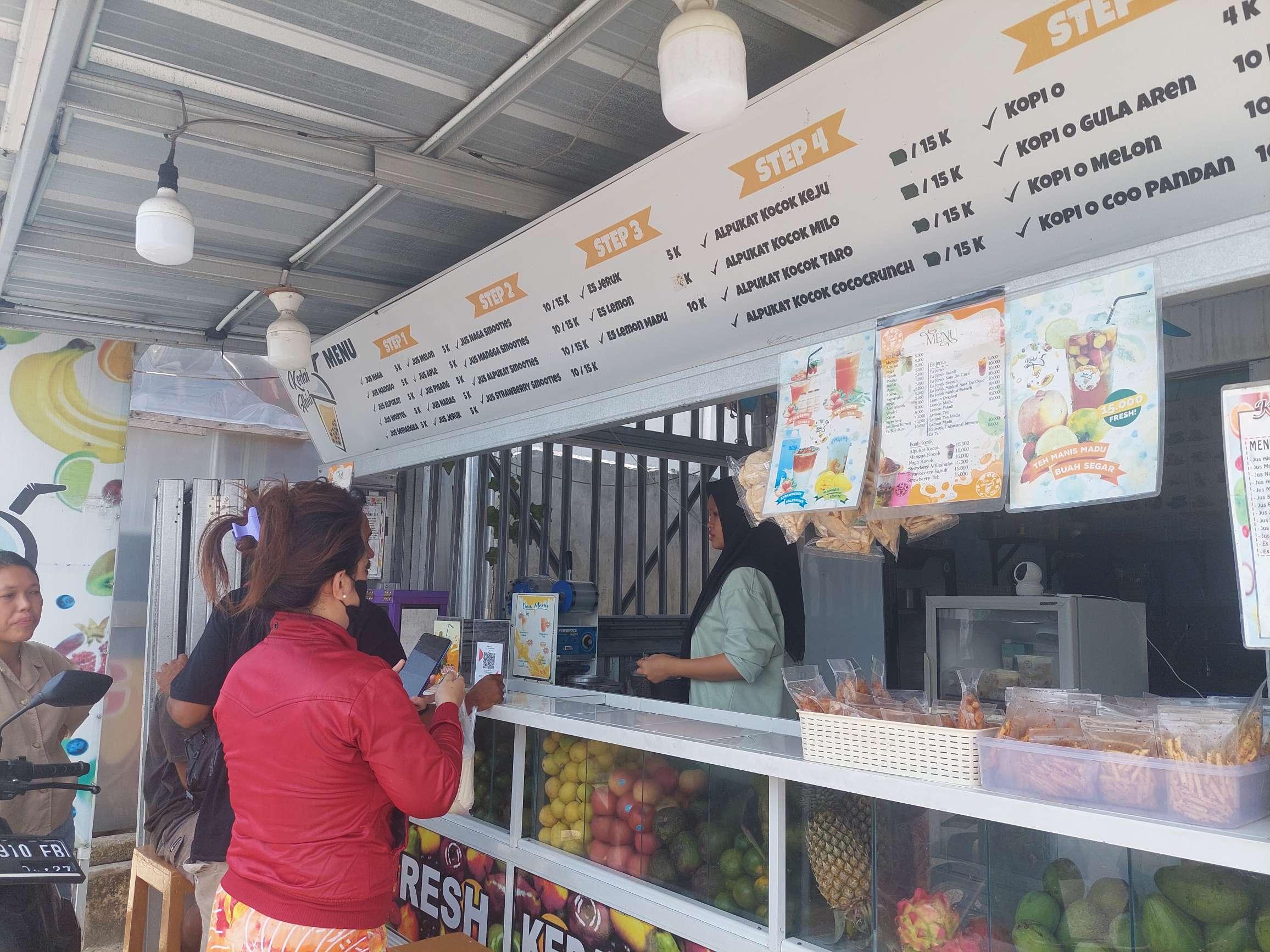 Konsumen-saat-antre-membeli-aneka-jus-di-Kedai-Abid.jpg