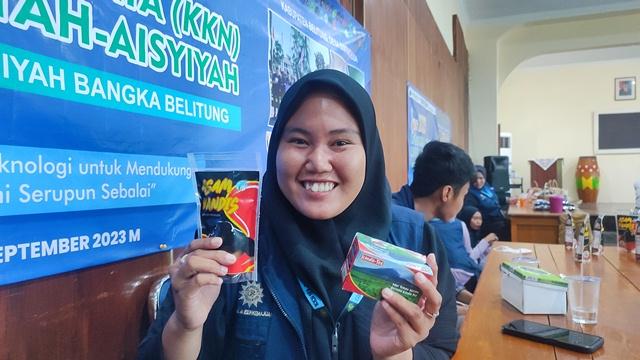 Mahasiswa-KKN-MAs-2023-Jesika-menunjukkan-olahan-produk-kandis-tea-dari-Desa-Simpang-Rusa.jpg