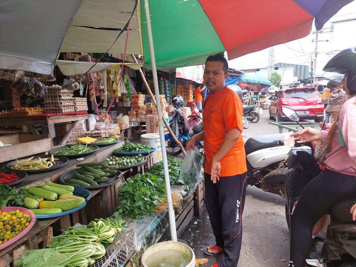 Masyarakat-membeli-sayuran-dari-penjual-di-Pasar-Ratu-Tunggal-Pangkalpinang-Senin-3010.jpg