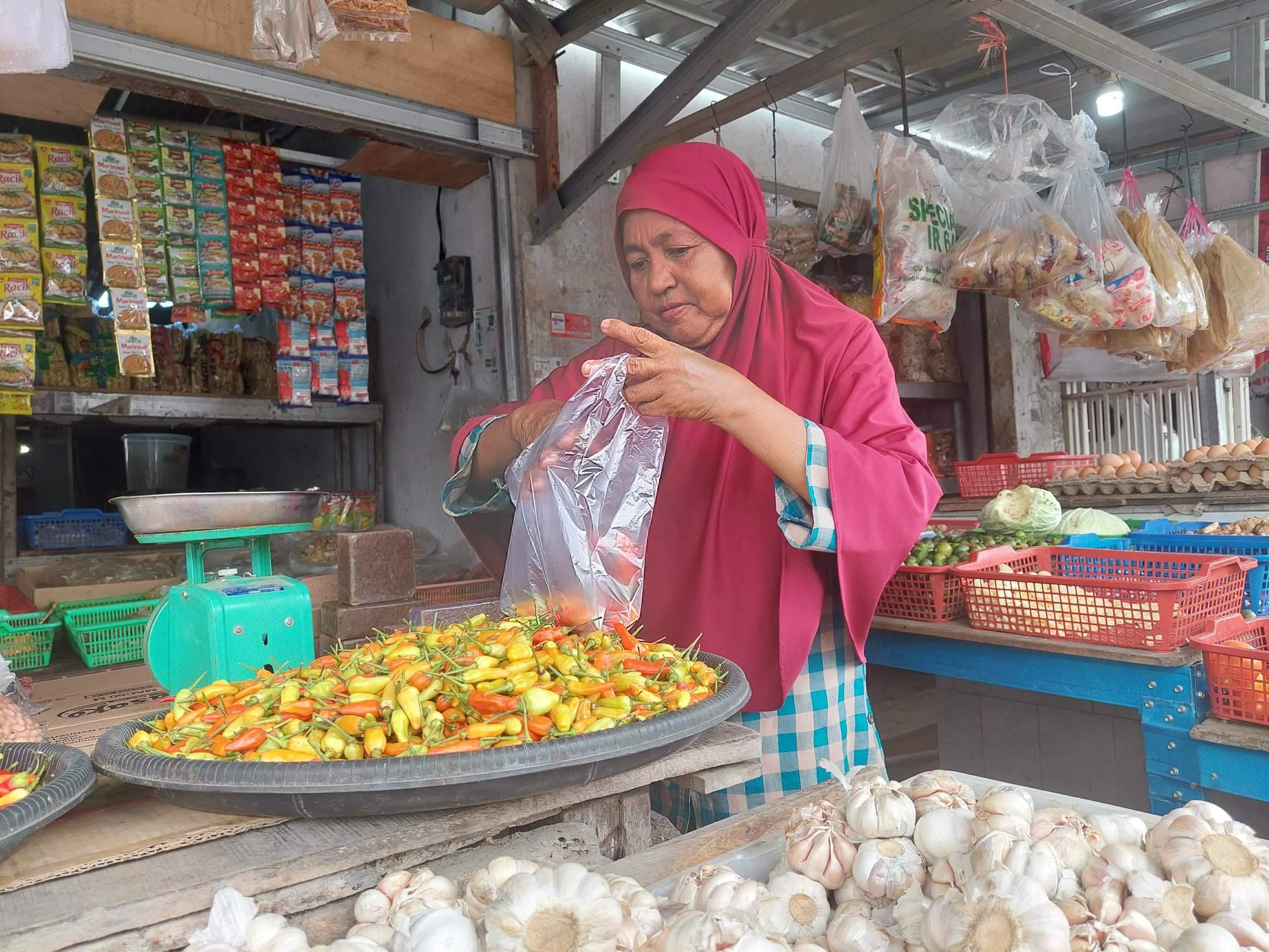 Masyarakat-saat-memilih-cabai-rawit-di-Pasar-Pangkalpinang-beberapa-waktu-lalu.jpg