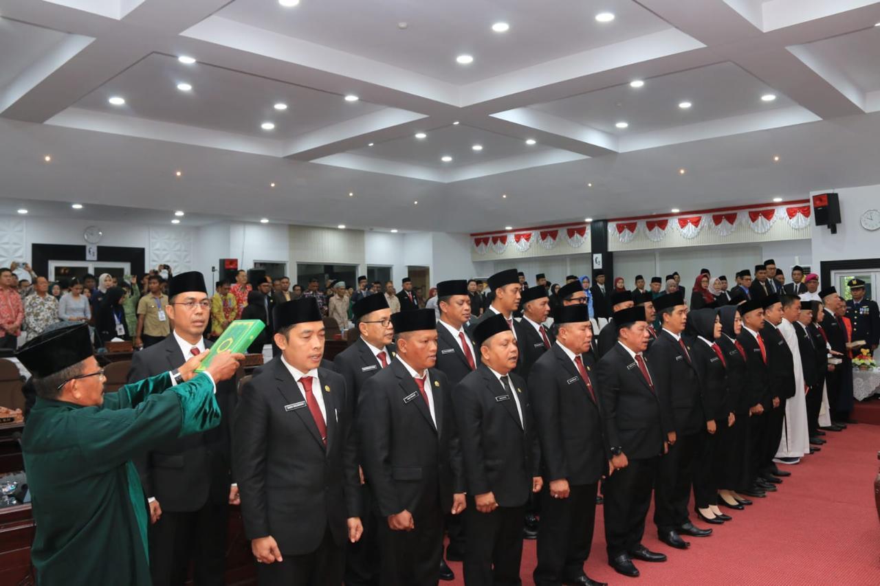 25 Anggota DPRD Terpilih Kabupaten Belitung Jalani Prosesi Pengambilan Sumpah Jabatan