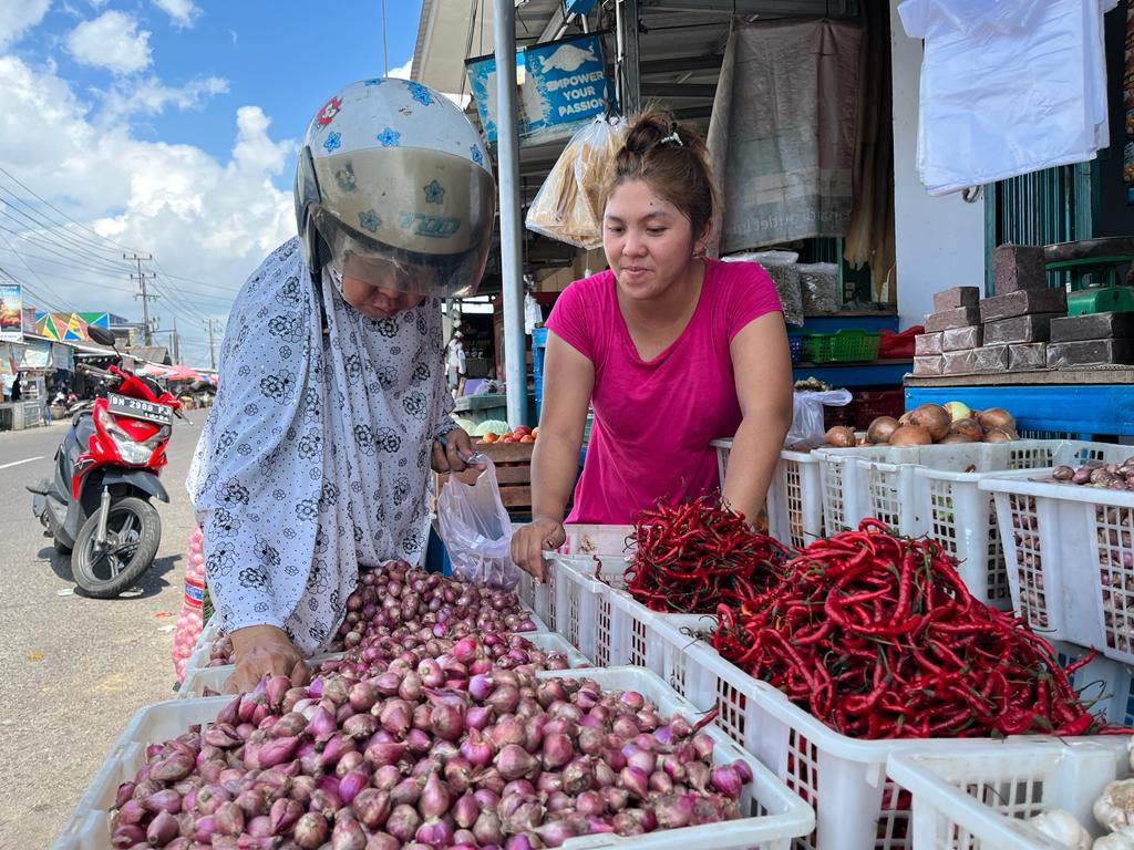 Pembeli-saat-memilih-bumbu-dapur-bawang-merah-di-Pasar-Air-Itam-Pangkalpinang-Selasa-272.jpg
