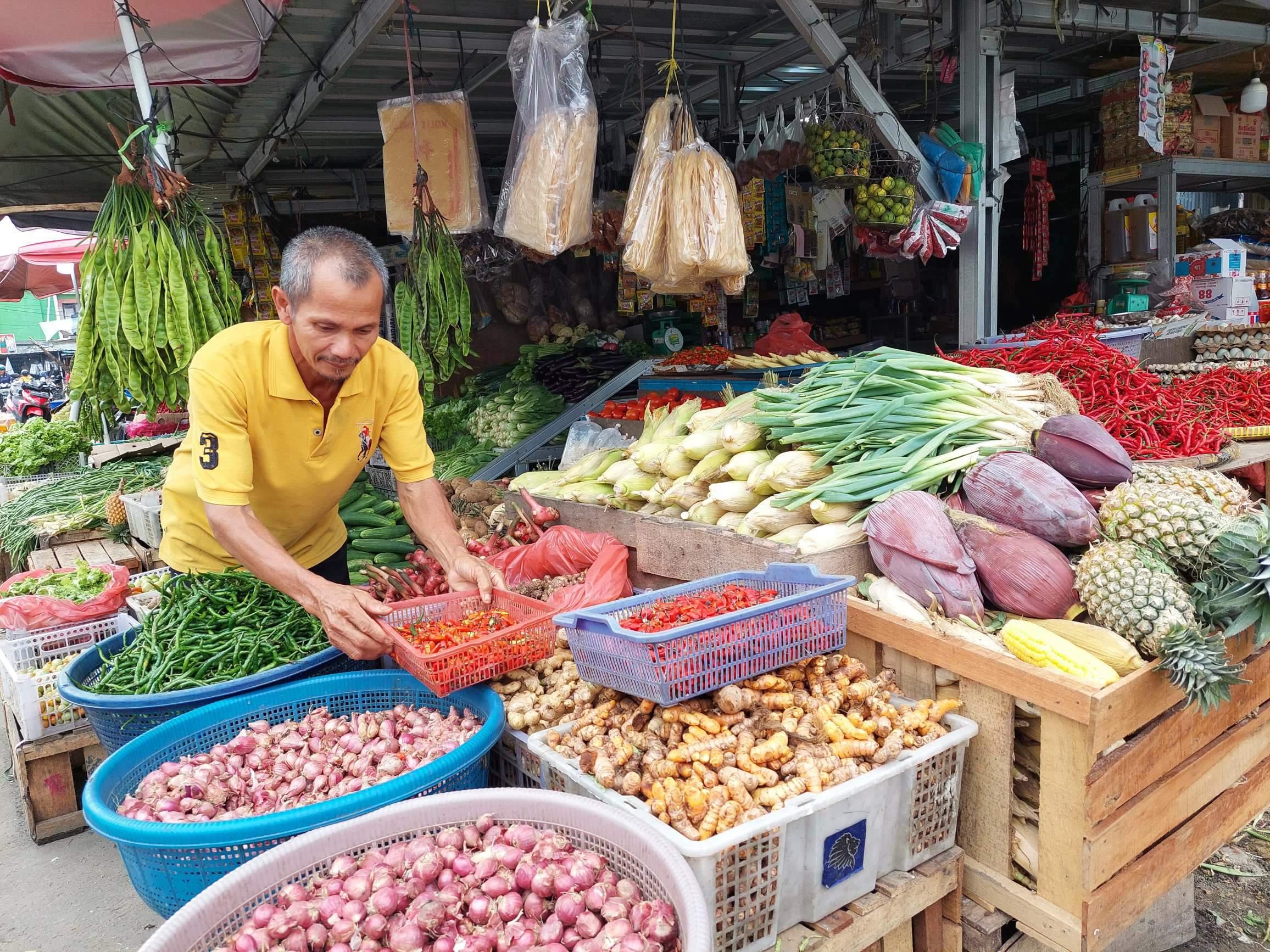 Penjual-bumbu-dapur-di-Pasar-Pembangunan-Kota-Pangkalpinang-saat-merapikan-sayuran-dan-bumbu-dapur.jpg