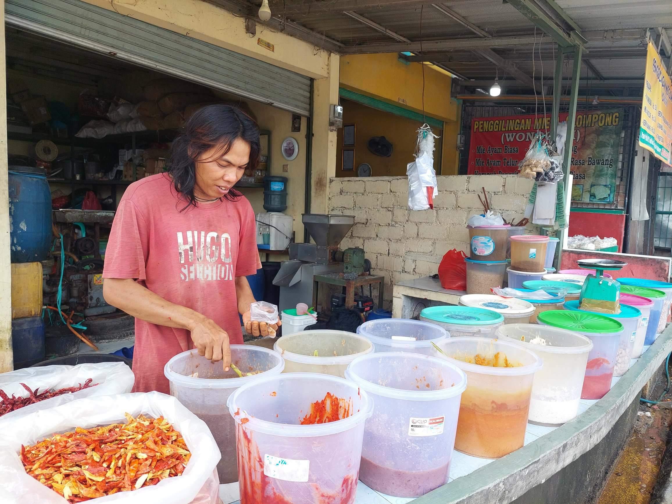 Penjual-sedang-membungkus-bumbu-giling-pesanan-pembeli-di-Pasar-Induk-Pangkalpinang.jpg