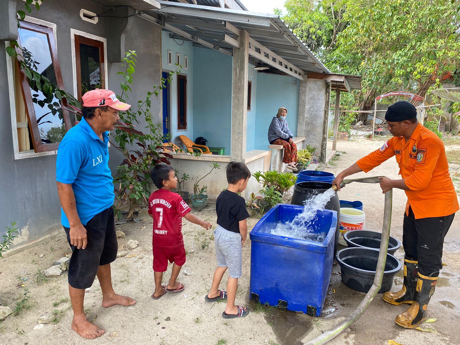 Petugas-BPBD-Belitung-membagikan-air-bersih-kepada-masyarakat-yang-terdampak-musim-kemarau.jpg