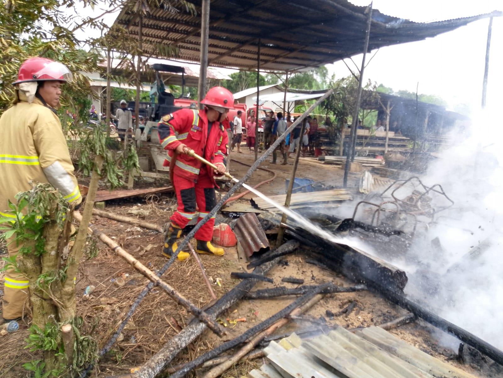 Petugas-Damkar-Padamkan-api-bakar-gudang-kayu.jpg