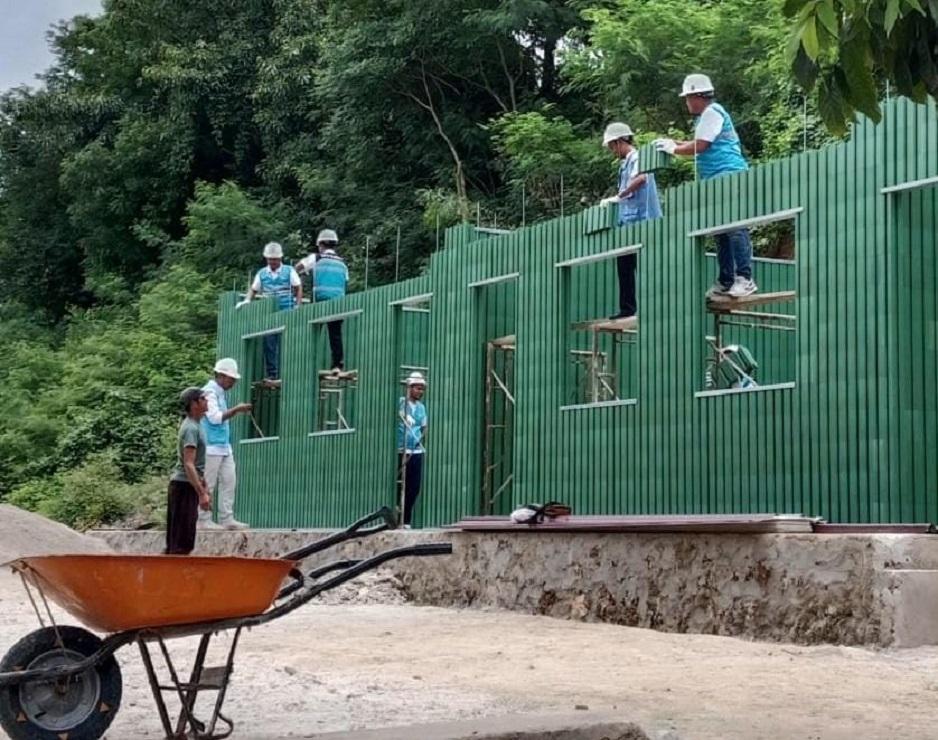 Petugas-PLN-ketika-turun-langsung-membangun-TK-Negeri.jpg