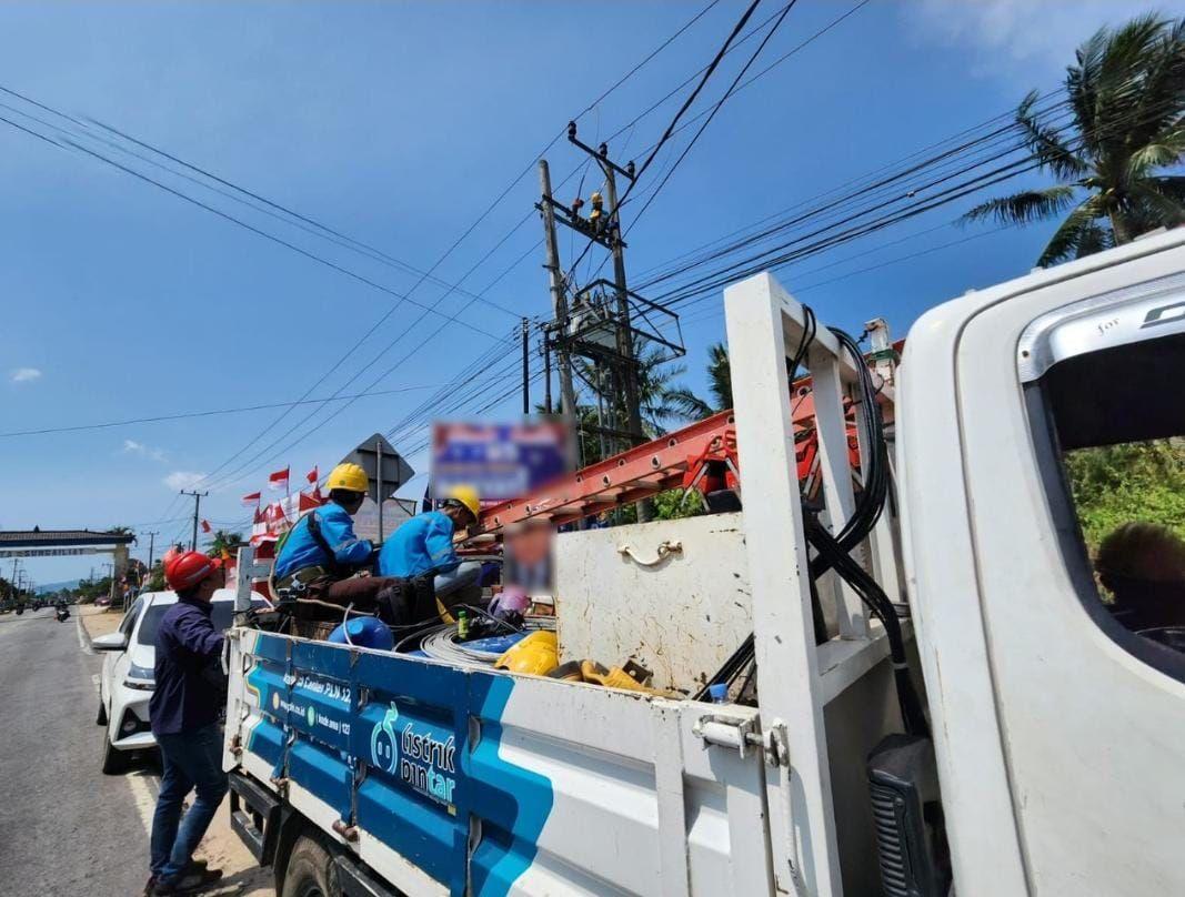 Petugas-PLN-sedang-melakukan-pemasangan-tutup-bushing-FCO-gardu-di-Sungailiat.jpg