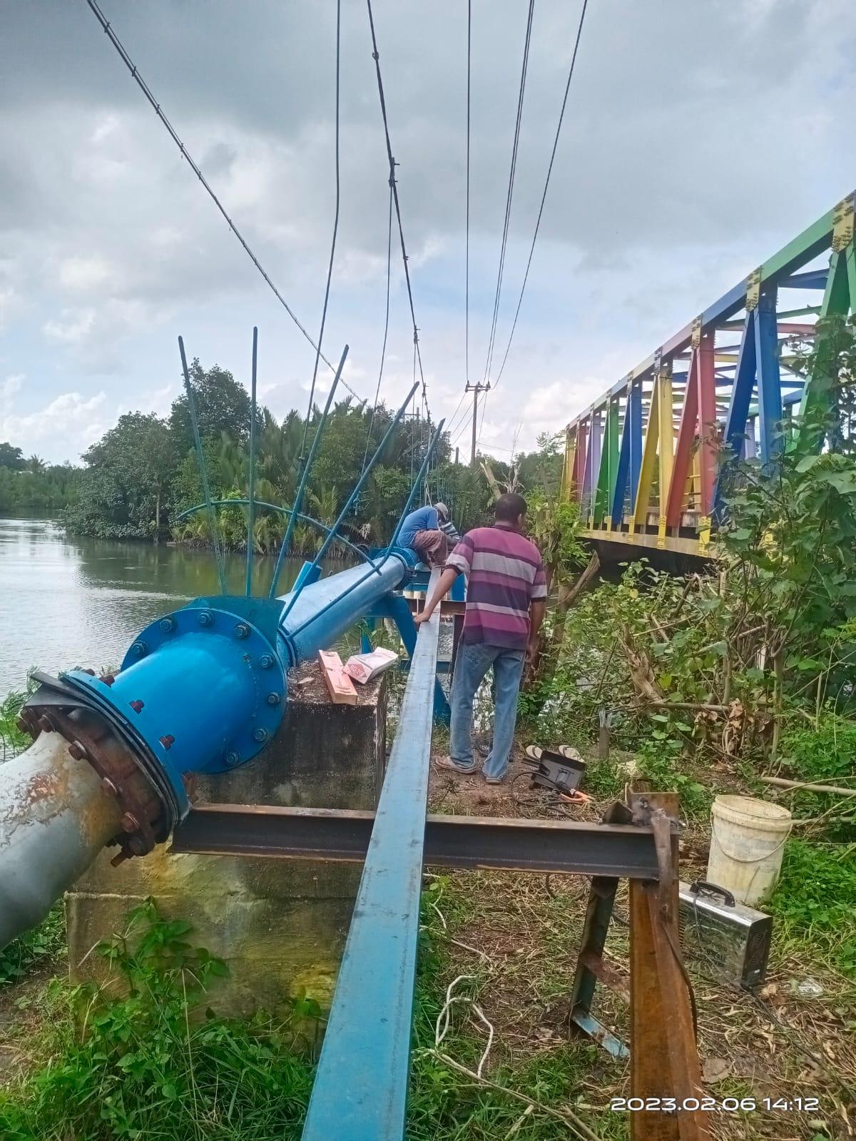 Petugas-saat-mengecek-pipa-primer-yang-bocor-di-Jembatan-Sungai-Manggar.jpg