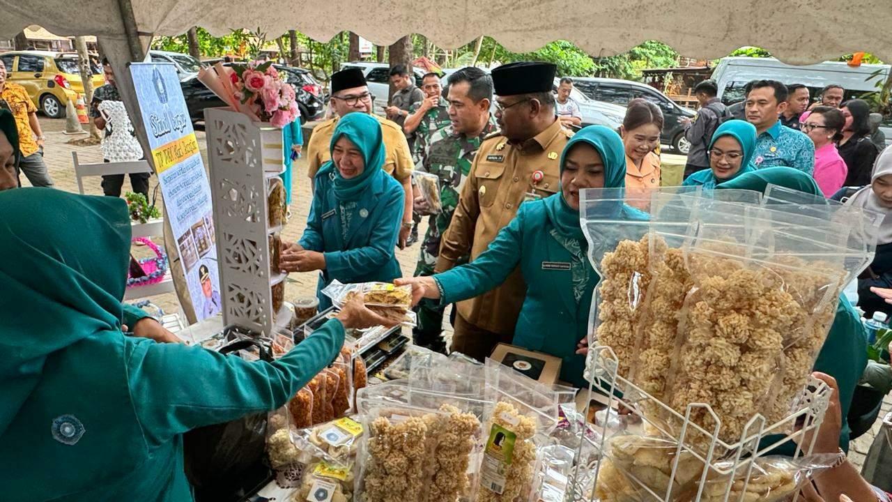 Pj-Gubernur-Bangka-Belitung-Safrizal-ZA-meninjau-UMKM-PKK-saat-Hari-Gerak-PKK.jpg