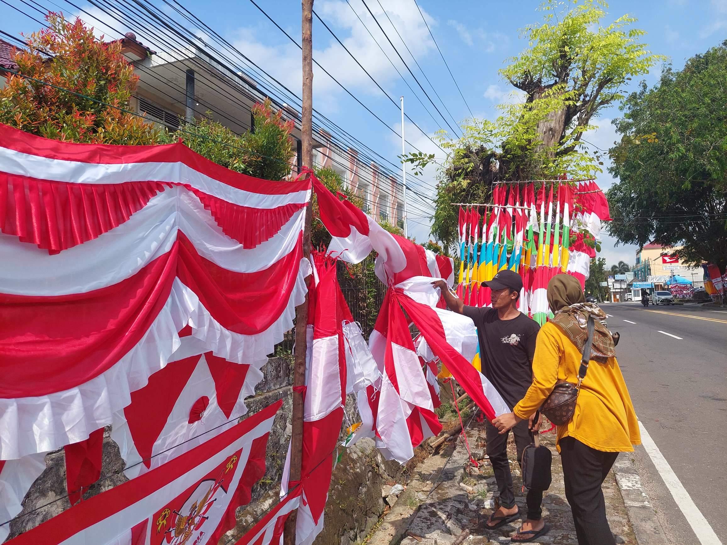 Sejumlah-penjual-pernak-pernik-bendera-merah-putih-yang-menghiasi-Jalan-Mentok-Pangkalpinang.jpg