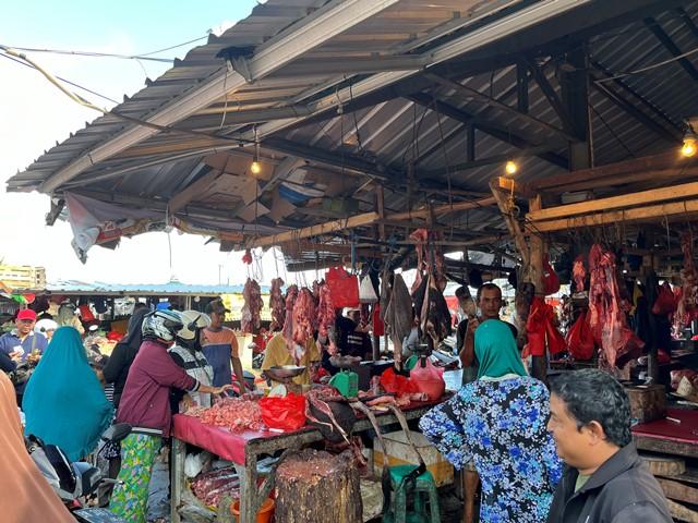 Suasana-pasar-daging-di-Pasar-Induk-Pangkalpinang-yang-dipadati-para-pembeli.jpg