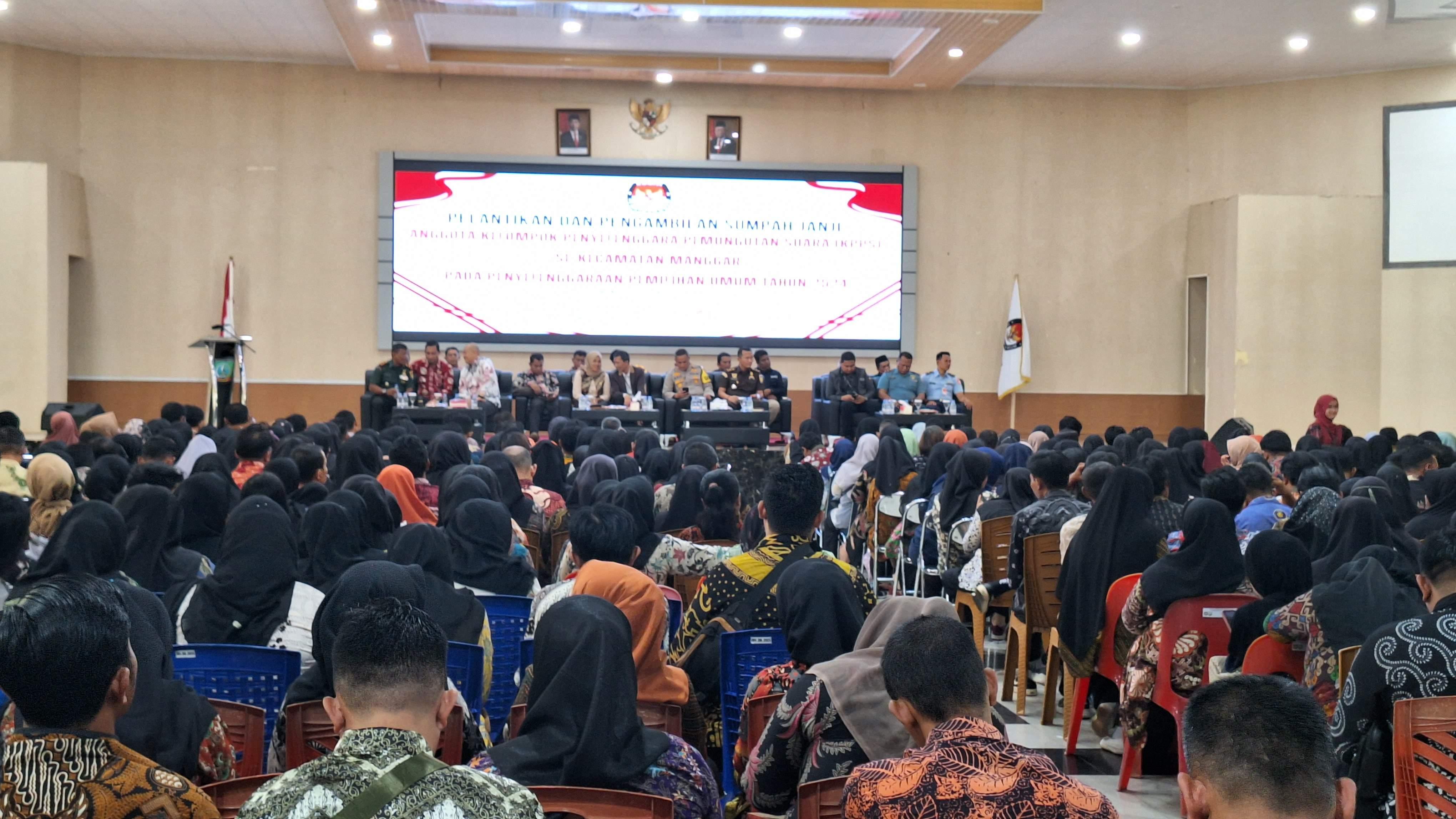 Suasana-pelantikan-petugas-kelompok-penyelenggara-pemungutan-suara-KPPS-di-Belitung-Timur.jpg
