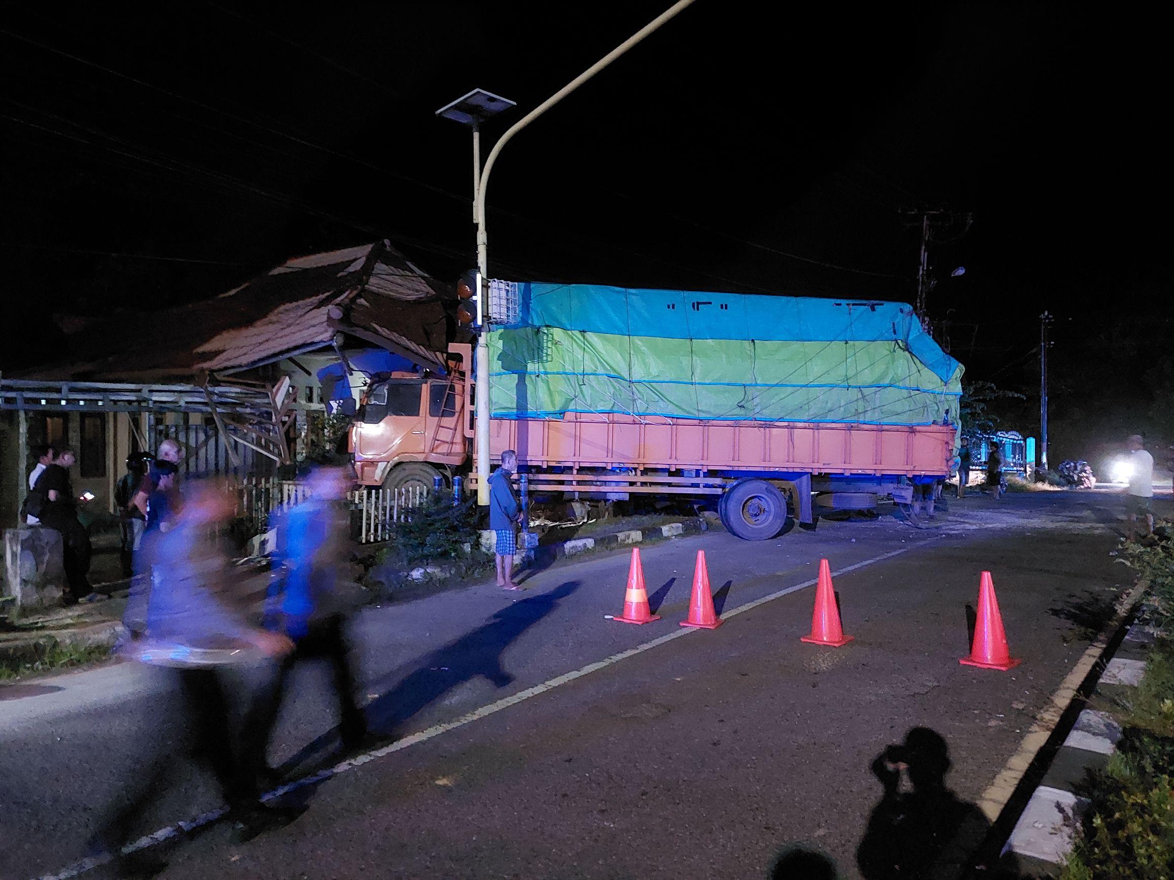 Truk-Tabrak-Rumah-Warga-di-Tanjungkalian-Mentok.jpg