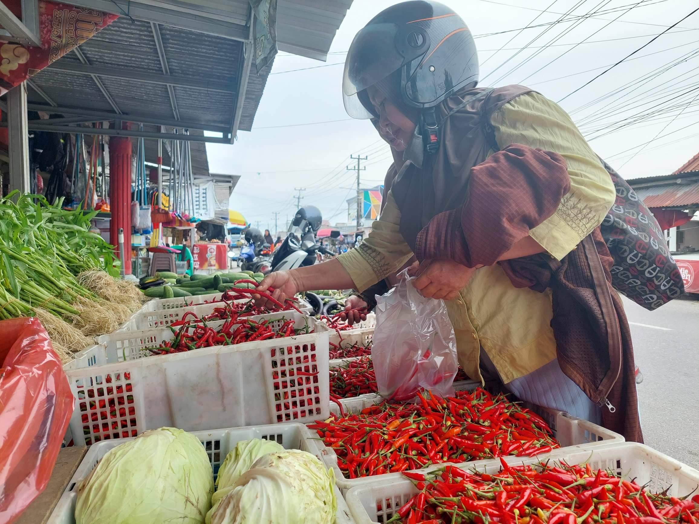 Warga-memilih-komoditi-cabai-sebagai-kebutuhan-bumbu-dapur-di-Pasar-Air-Itam-Pangkalpinang.jpg