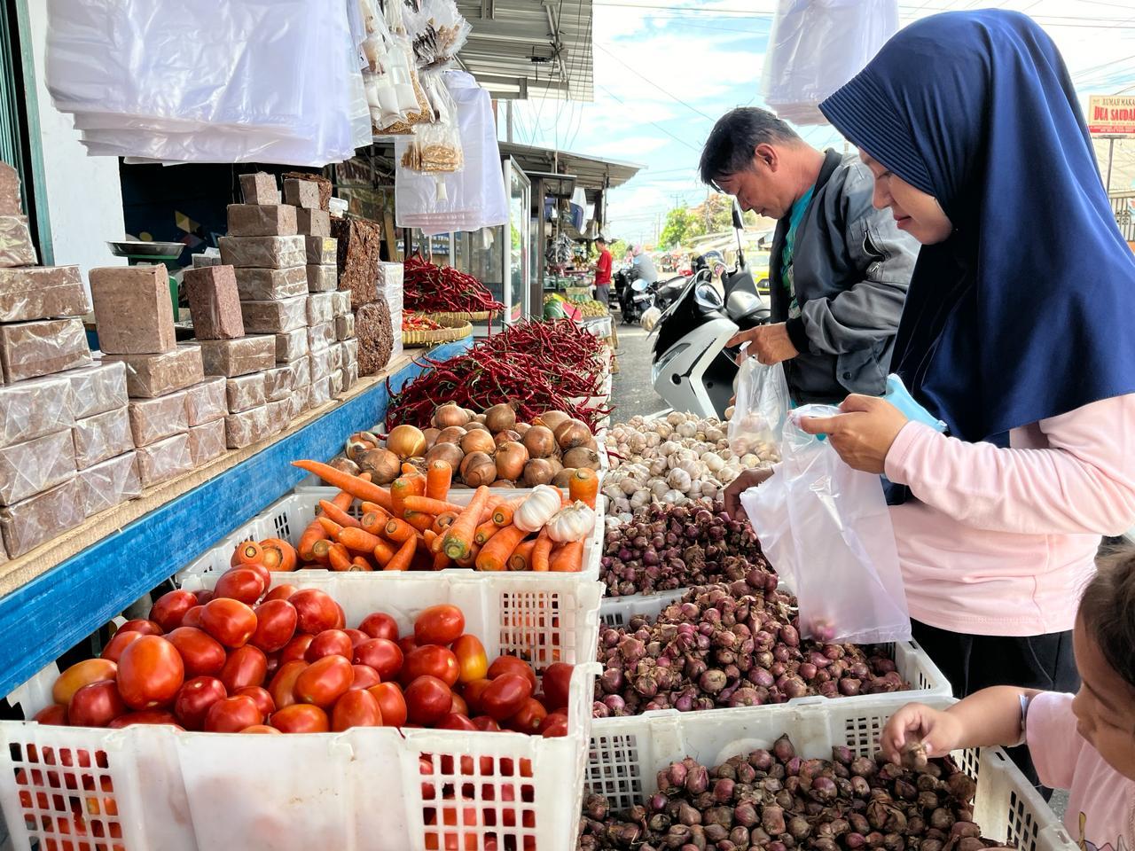 Warga-saat-memilih-bawang-merah-di-Pasar-Air-Itam-Pangkalpinang-Jumat-194.jpg