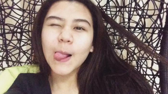 Porno sevgilisi er va xotinni sikadi Qarshilik bilan divanda jinsiy aloqa