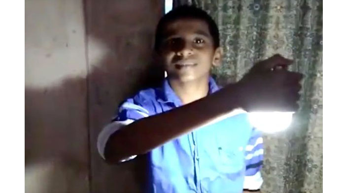 Bocah Berusia 9 Tahun ini Miliki Kemampuan Luar Biasa, Sentuhan Tangganya Mampu Hidupkan Bola Lampu