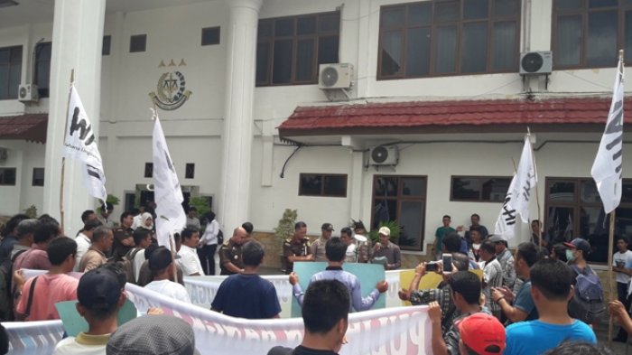 aksi-demo-nelayan-di-kantor-kejati-babel_20180423_194829.jpg