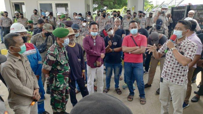 aksi-warga-enam-desa-di-kilang-minyak-pertamina-grr-tuban.jpg