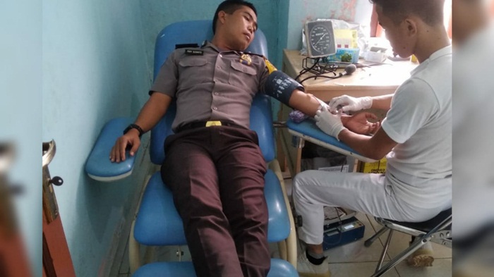 anggota-polres-beltim-saat-mendonorkan-darahnya.jpg